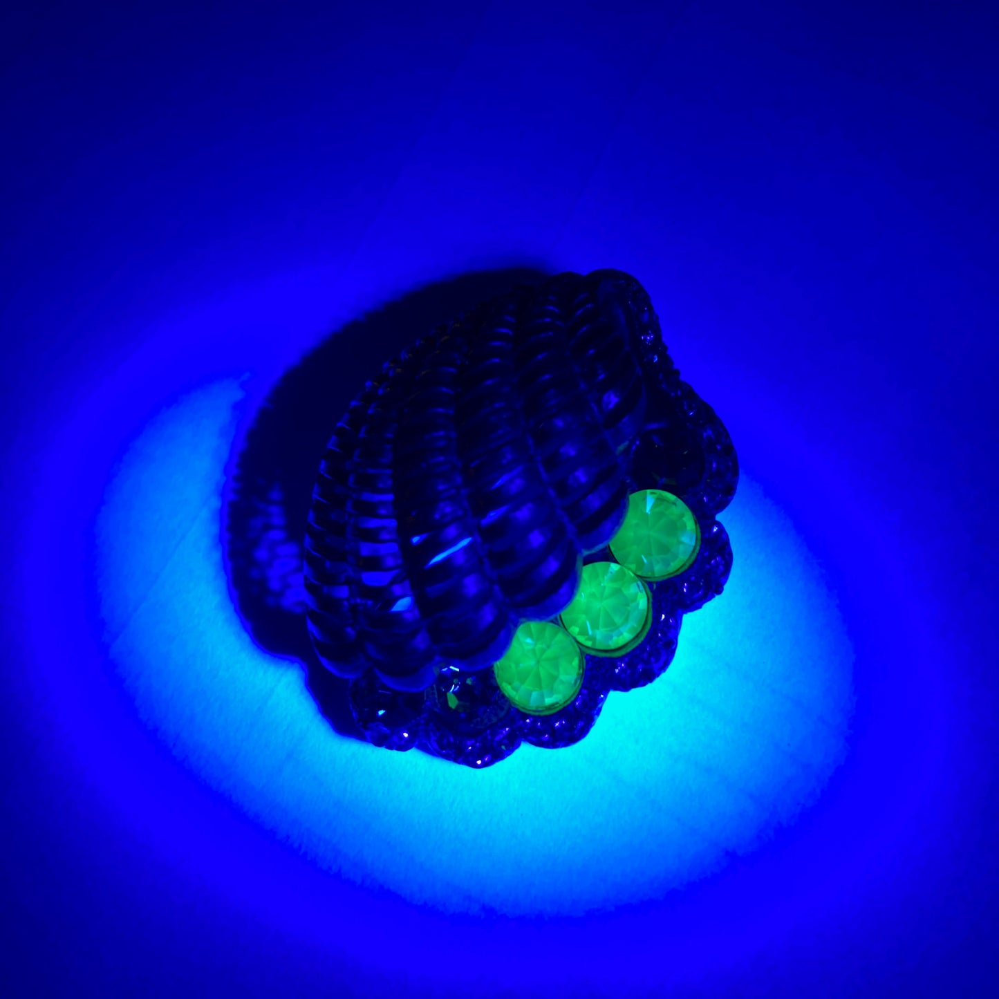 1950s Albert WEISS Clam Uranium Rare Chrystal Brooch Pin Green Glow Sea Creature